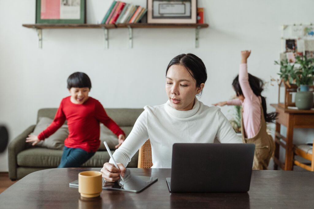 A Realistic Day Schedule for Moms Pursuing Online Learning Programs